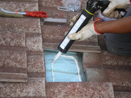 collante-ms-sealant-C100T01-applicazione-piastra-rafforzante1-fissaggio-pannelli-fotovoltaici-sunage