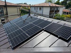 realizzazioni-staffe-per-fissaggio-pannelli-fotovoltaici-su-lamiera-aggraffata