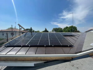 realizzazioni-staffe-per-fissaggio-pannelli-fotovoltaici-su-lamiera-aggraffata