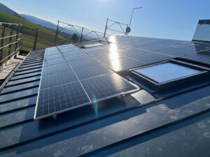 realizzazioni-staffe-per-fissaggio-pannelli-fotovoltaici-su-lamiera-aggraffata