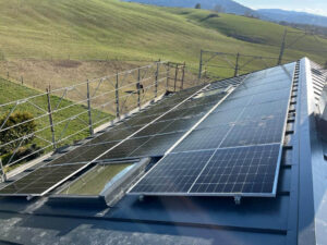 realizzazioni-staffe-per-fissaggio-pannelli-fotovoltaici-su-lamiera-aggraffata