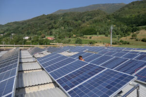 sistemi di fissaggio pannelli fotovoltaici per montaggio su tetto a cupolino 18