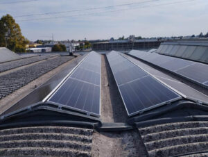 sistemi-di-fissaggio-pannelli-fotovoltaici-per-montaggio-su-tetto-a-cupolino-longitudinale