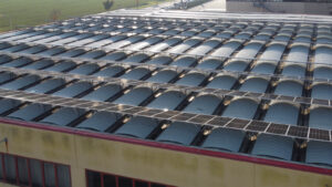 sistemi-di-fissaggio-pannelli-fotovoltaici-per-montaggio-su-tetto-a-cupolino-trasversale