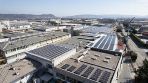strutture-per-montaggio-pannelli-fotovoltaici-su-tetto-piano-a-vela-e-est-ovest