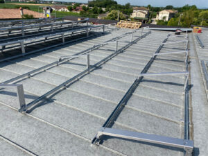 strutture-per-montaggio-pannelli-fotovoltaici-su-tetto-piano-a-vela-e-est-ovest