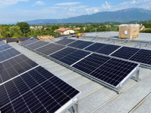 strutture-per-montaggio-pannelli-fotovoltaici-su-tetto-piano-a-vela-e-est-ovest